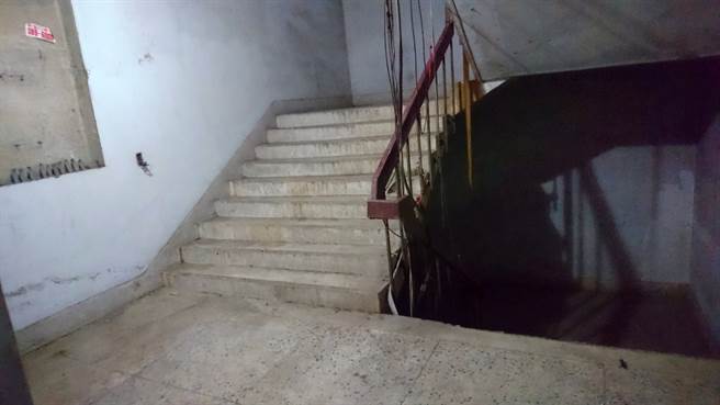 7至11楼住宅区的楼梯与走廊虽然老旧，但还算明亮。(图／假文青的废墟散步)