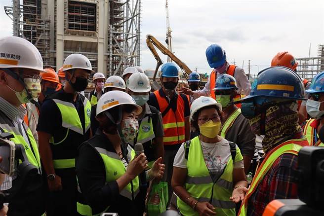 劳动部长许铭春关怀外籍移工工作及生活状况。（图／劳动部提供）
