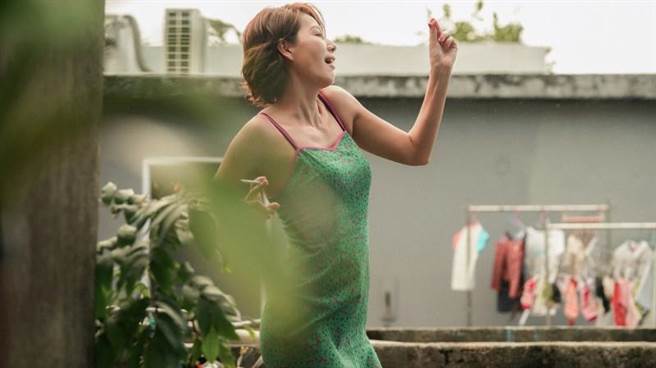 丁寧在拍摄现场十分放松自在。（电影《青春弒恋》提供）