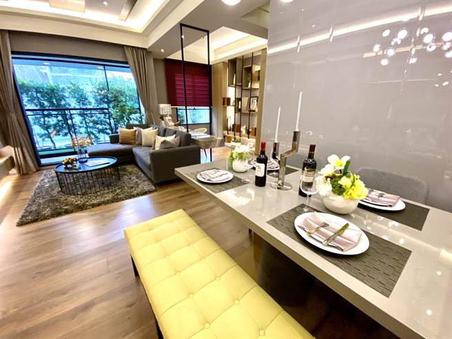 看好北屯发展，台中市敦富路与敦富12街口的「大城迎好事」，吸引很多首购族和换屋族。（卢金足摄）