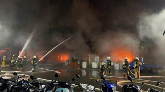高雄盐埕区「城中城」大楼14日凌晨发生大火，消防局获报紧急调派31个分队、72车前往灌救。（民眾提供／袁庭尧高雄传真）