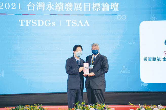 元富证获颁2021台湾永续行动奖；图为副总统赖清德（左）、元富证券董事长陈俊宏。图／业者提供