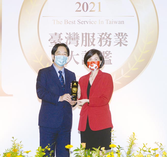 工商时报主办的2021臺湾服务业大评鑑13日举行颁奖典礼，邀请副总统赖清德（左）出席颁奖，得奖企业远传电信出席领奖。图／王德为