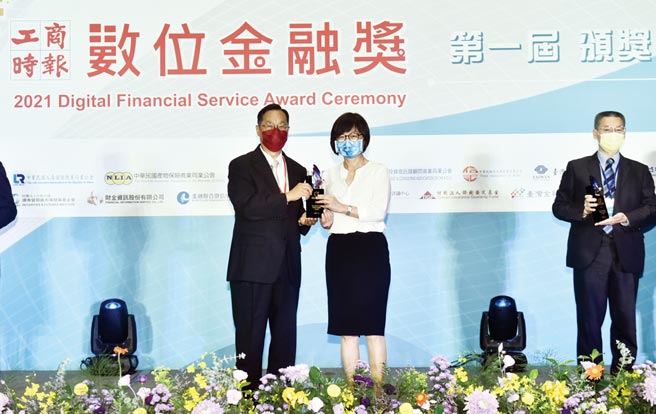 財團法人保險事業發展中心董事長桂先農（左），將壽險類金質獎頒給富邦人壽資安長褚秋群（右）。圖／顏謙隆