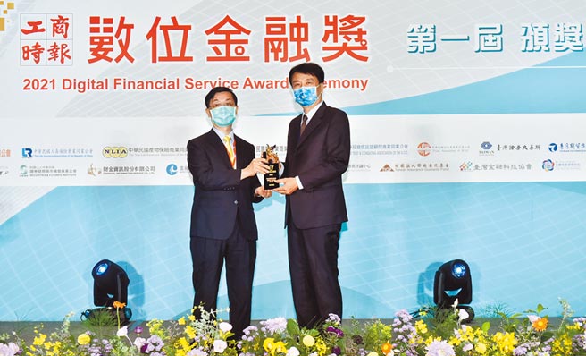 財團法人保險安定基金總經理陳昌正（左）進行保險組-產險類優質獎頒獎，富邦產險資深副總經理賴榮崇（右）代表受獎。圖／顏謙隆