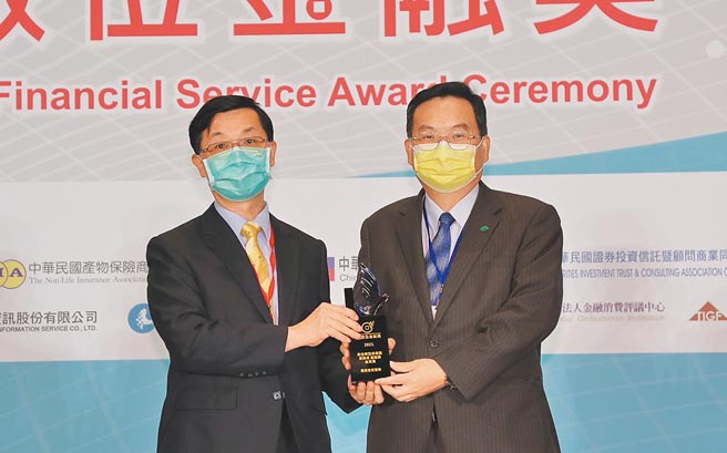 保險安定基金總經理陳昌正（左）頒發國泰產險數位轉型典範獎金質獎，總經理陳萬祥（右）領獎。圖／公司提供