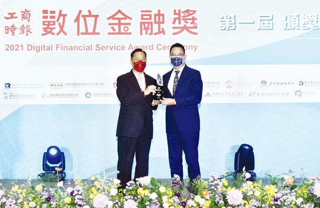 財團法人保險事業發展中心董事長桂先農（左）進行保險組－壽險類金質獎頒獎，南山人壽代理總經理范文偉（右）代表受獎。圖／顏謙隆