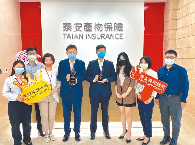 總經理郭鴻文(右四)率領副總林志銘(右五)、經理陳美芬(右三)與同仁共同合影。圖／泰安產險提供