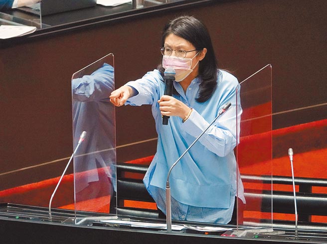 行政院长苏贞昌12日答询时呛国民党立委郑丽文「袂见笑」（不要脸），双方爆发激烈口角。国民党立院党团昨开记者会力挺郑丽文，称周五将提告苏揆，党团总召费鸿泰说，苏贞昌若不道歉，以后到立院，他们就用同样的话骂回去，「而且会大声的骂。」（本报资料照片）