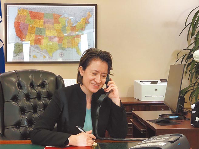 驻美代表萧美琴昨天会晤主管经济成长、能源与环境的美国国务次卿费南德兹，双方讨论台美经济议题。费南德兹会后推文表示，两人讨论美台经济关系多项相关议题，他也期待主导下一届台美经济繁荣伙伴对话。（驻美代表处提供）