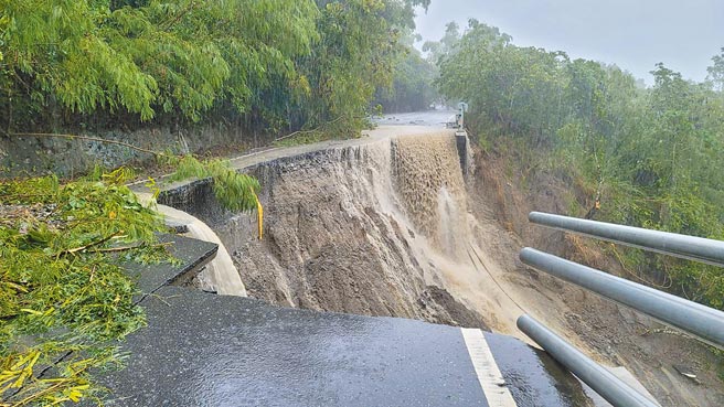 圓規颱風外圍環流挾帶超大豪雨，花64線瑞港公路路面遭雨水大量沖刷，路基幾乎塌陷。（民眾提供／羅亦晽花蓮傳真）