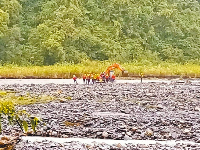 宜兰山区雨势不断，石门溪溪水湍急十分危险，13名游客受困，救难人员难以渡溪救援。（胡健森摄）