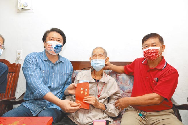 住在基隆市中山区的林才祥爷爷（中）今年满100岁，身体相当健朗，已2年没有用过健保卡。（基隆市政府提供／陈彩玲基隆传真）