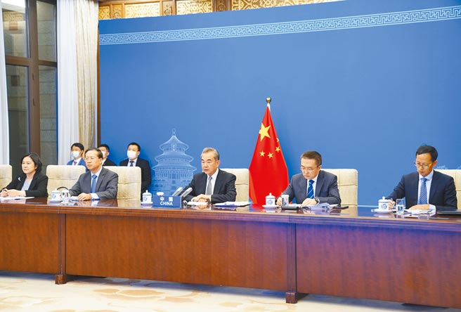 習近平主席特別代表、國務委員兼外長王毅（前排中）出席二十國集團阿富汗問題領導人特別峰會。（新華社）