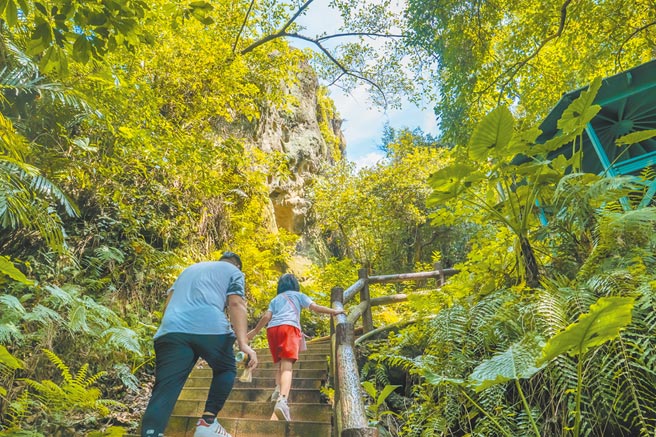 新北市微笑山线改造工程预计明年6月完工，新北市议员江怡臻盼加强推广，形塑健行品牌。图为莺歌石步道。（新北市观光旅游局提供／叶德正新北传真）