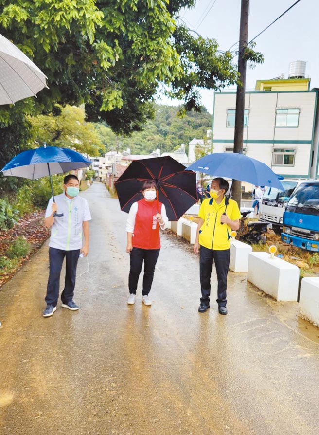 行政院中办执行长蔡培慧（中）、埔里镇长廖志城（右），13日到大坪顶会勘产业道路。（行政院中办提供／廖志晃南投传真）