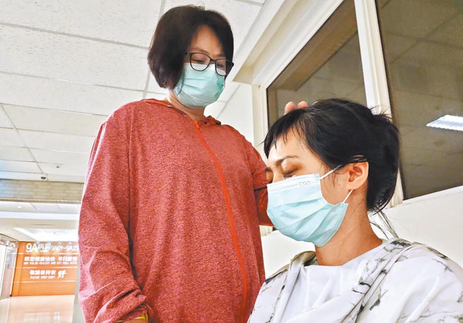 潘姓超商女店員視力恢復良好，雙眼紗布也已拆除。（莊全成提供／林和生屏東傳真）