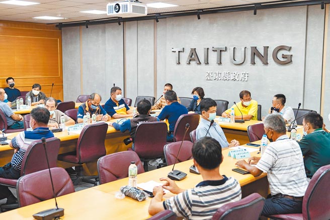 因应释迦外销受阻，台东县府与各产区公所、农会共同商议策略。（台东县府提供／蔡旻妤台东传真）