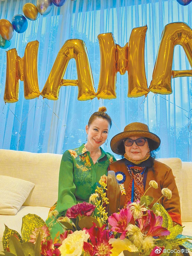 李玟（左）与妈妈感情深厚，7月兴奋替妈妈欢庆生日。（摘自微博）