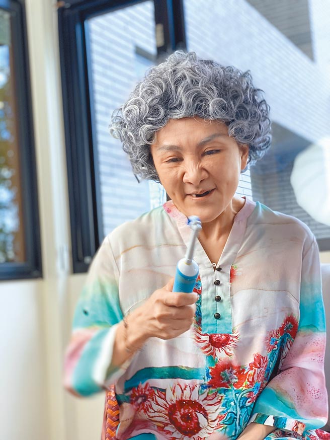 王宥忻零偶包，在影片中饰演贪小便宜的奶奶。（固力狗娱乐提供）