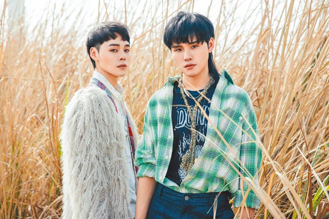 展榮展瑞推出第三波單曲〈愛〉。（華納音樂提供）