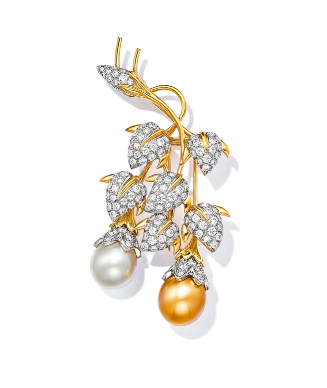 TIFFANY Schlumberger Cascade胸针，镶嵌一对南洋养殖珍珠和钻石。（Tiffany & Co.提供）