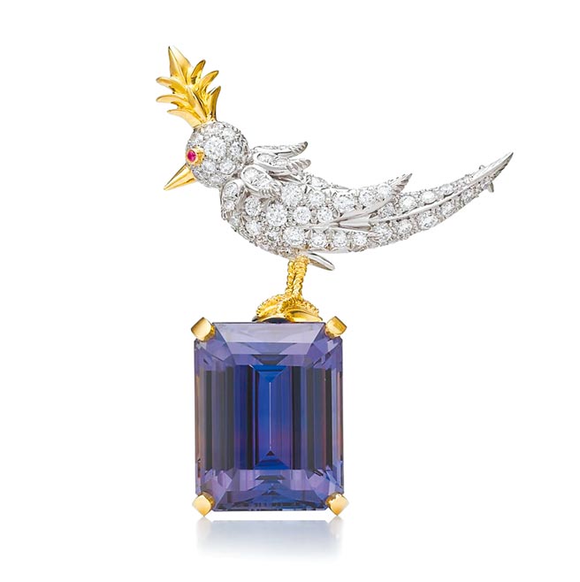TIFFANY Schlumberger石上鸟胸针，主石逾51.37克拉丹泉石与钻石，约472万元。（Tiffany & Co.提供）