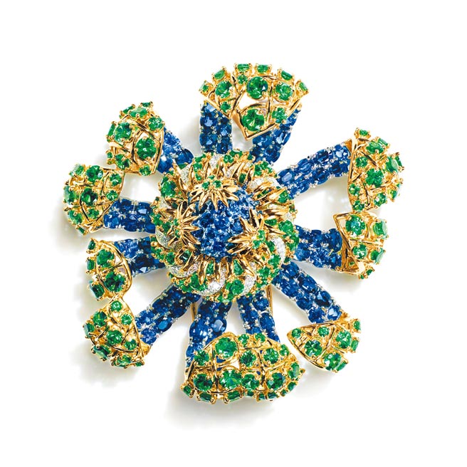 TIFFANY Schlumberger高级珠宝Sea Anemone胸针，总重逾26克拉蓝宝石、逾17克拉沙弗莱石和钻石等，约962万元 。（Tiffany & Co.提供）