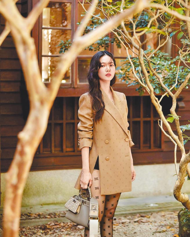曾之喬以成熟的雙排釦風衣搭配Peekaboo Iconic包做為日常造型。（FENDI提供）