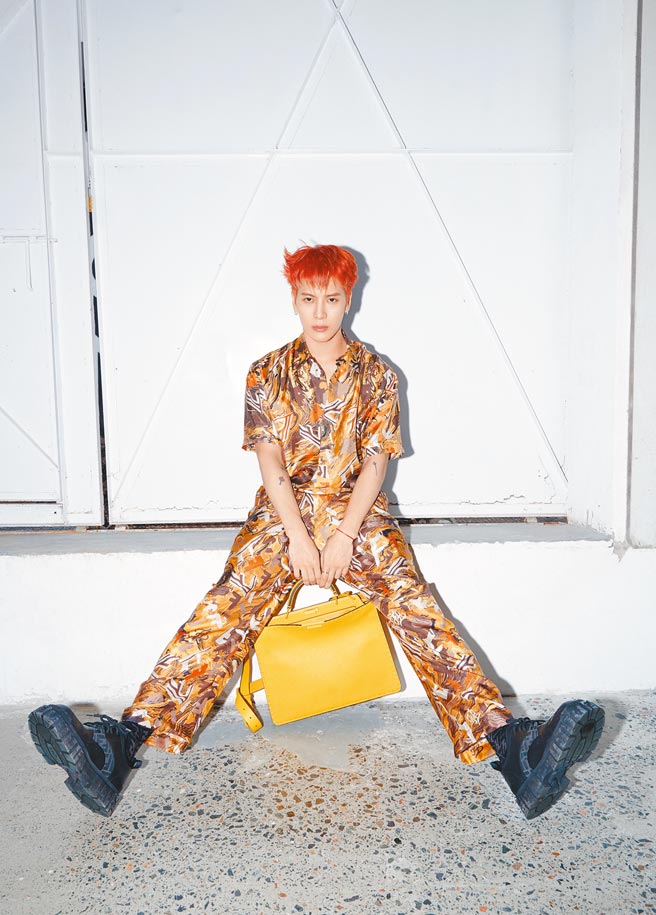 王嘉爾一身FENDI裝束，搭配黃色Peekaboo包相當搶眼。（FENDI提供）