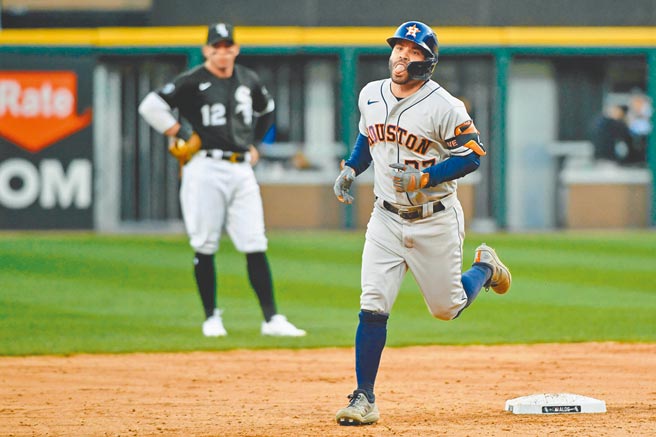 太空人「阿土伯」艾尔图维在9局上挥出锁定胜局的3分炮，跑垒还得意的吐舌庆祝。 （路透）