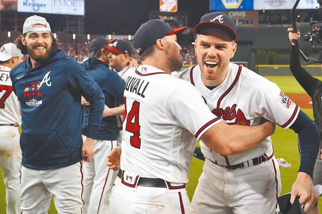 勇士强打佛里曼（右）成为晋级功臣，赛后被队友拥抱庆祝。 （美联社）