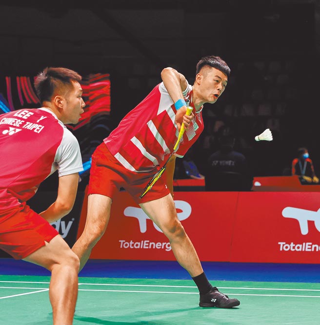 王齐麟（右）与李洋在丹麦公开赛力战日本对手。（资料照片／badminton photo提供）