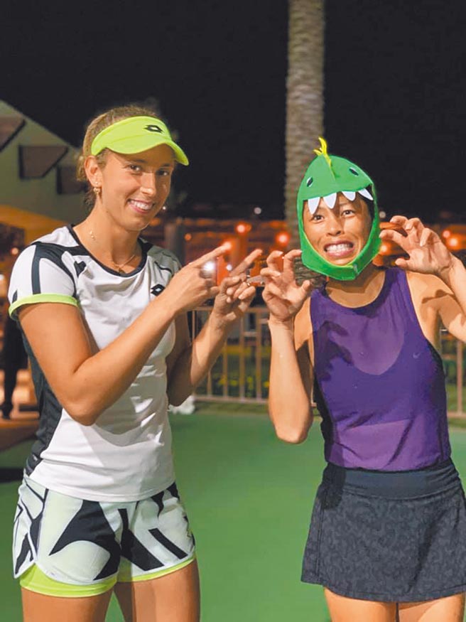 謝淑薇（右）戴上恐龍頭套受訪獲得好評。（取自謝淑薇臉書粉專）