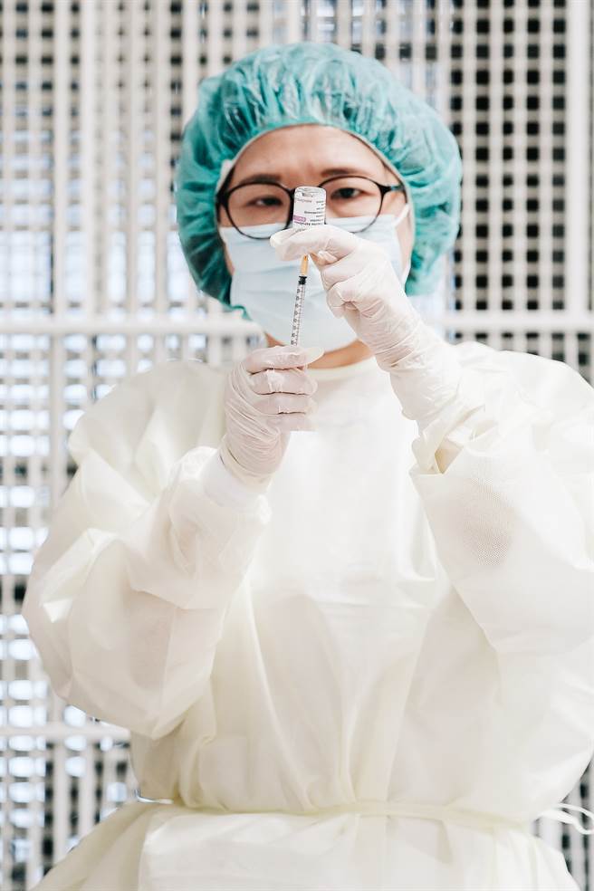 台中一名24岁男子打完AZ疫苗18天后，猝死自家床上，成为全台最年轻接种疫苗后死亡案例。(图／郭吉铨摄)