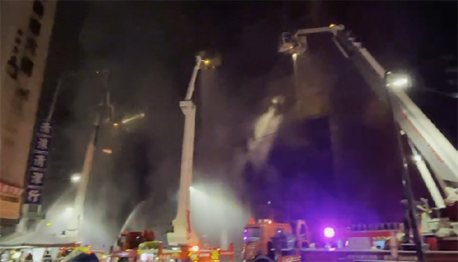 一名7旬老翁在大楼内苦撑八小时软瘫，一对母女则躲阳台喊破嗓，双双获救。(民眾提供)
