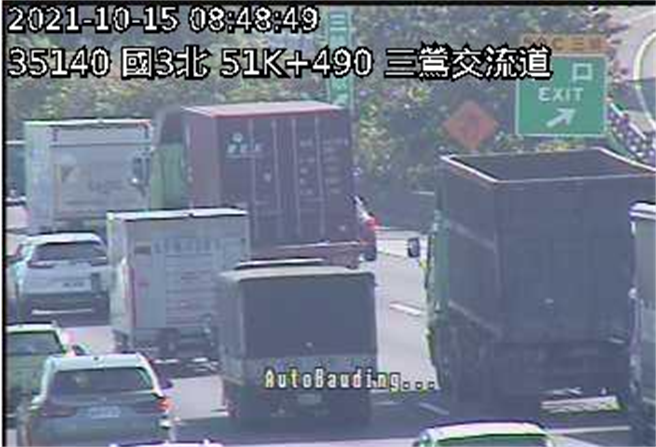 國道三號北上51公里處三鶯段15日上午8時許發生2車擦撞，車流已嚴重回堵。（翻攝高公局網站）