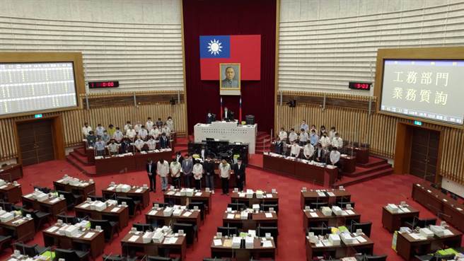 城中城大火夺46命，高雄巿议会默哀30秒。（曹明正摄）