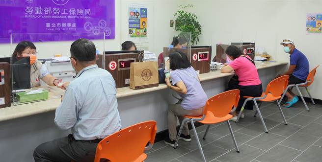 一名男子在50岁时一次领足逾150万劳退金，近期又再度一次请领劳退金逾130万，真有这个可能？图为劳动部劳工保险局台北市办事处的柜台人员服务民眾的情形。（非当事者，张铠乙摄）