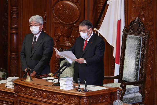 眾議院議長大島理森當天下午在眾議院總部會議上宣讀解散詔書，眾議院正式解散。（新華社）