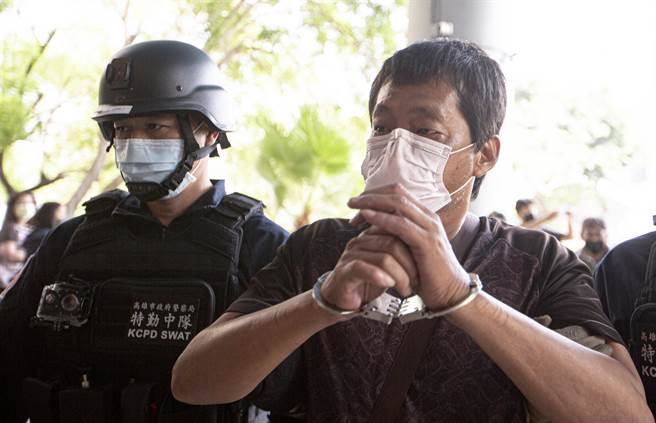 盐埕区城中城大楼大火46死事件，重要嫌疑人郭姓男子15日移送高雄地检署复讯。（袁庭尧摄）