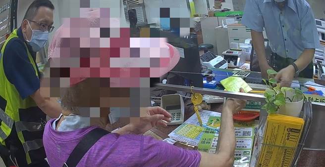 78歲的劉姓老嫗，欲匯款給在美國念書女兒，因擔心老嫗遭詐騙，遂請求員警協助。（民眾提供）