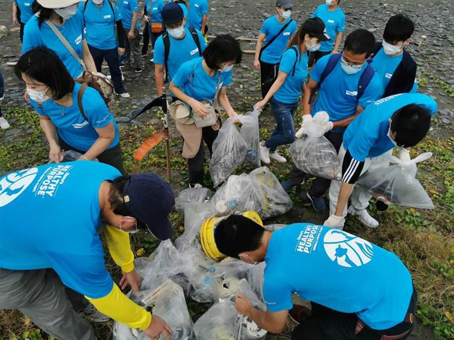 礼蓝动保(Elanco)员工一行52人，在总经理吴秋逸的带领下，来到宜兰苏澳无尾港，与当地宜兰县「无尾港文教促进会」合作，进行净滩活动。( 礼蓝动保Elanco提供）