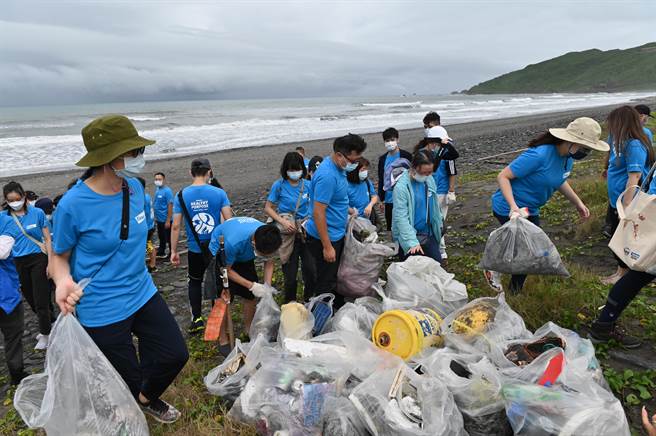 礼蓝动保(Elanco)员工一行52人，在总经理吴秋逸的带领下，来到宜兰苏澳无尾港，与当地宜兰县「无尾港文教促进会」合作，进行净滩活动。( 礼蓝动保Elanco提供）