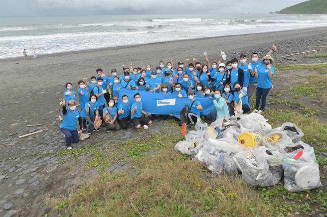 礼蓝动保(Elanco)员工一行52人，在总经理吴秋逸的带领下，来到宜兰苏澳无尾港，与当地宜兰县「无尾港文教促进会」合作，进行净滩活动。( 礼蓝动保Elanco提供）