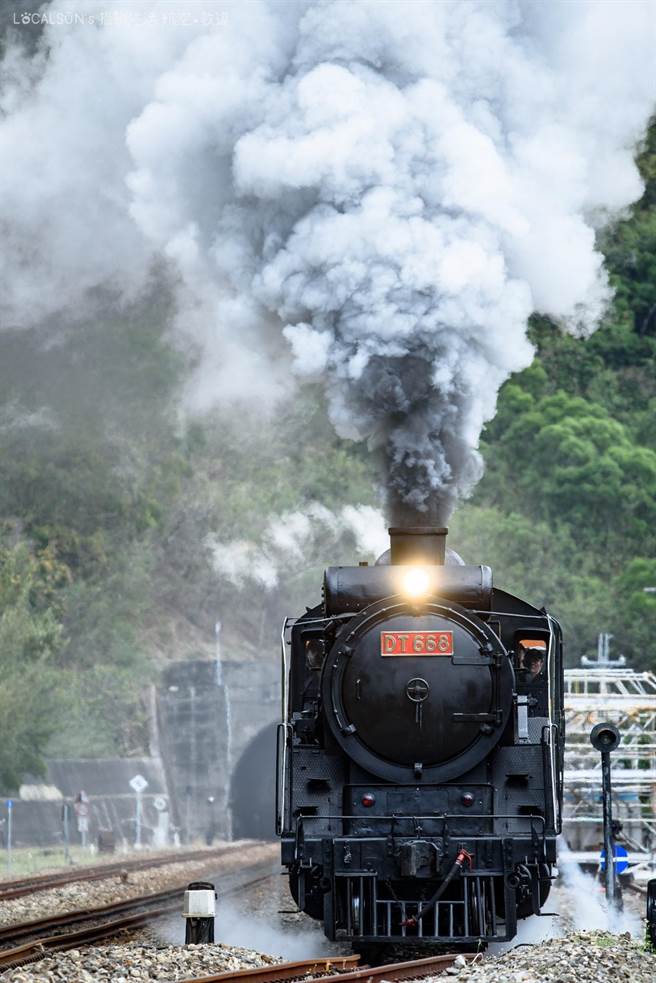 仲夏宝岛号蒸汽列车3趟次行程，由「蒸机国王」DT668蒸汽机车头，联挂6节柴联自强号行驶玉里至台东。（台铁局提供／陈佑诚传真）