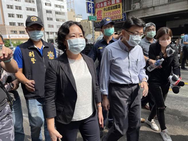 高雄地检署主任检察官洪瑞芬吉检察官廖伟呈赴火场勘验。(洪浩轩摄)