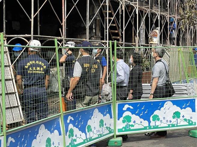 高雄地检署主任检察官洪瑞芬吉检察官廖伟呈共赴火场勘验。(洪浩轩摄)