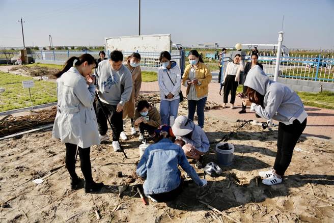 採访团一行参观了土壤採集样板地。（图/蔡如瑜提供）