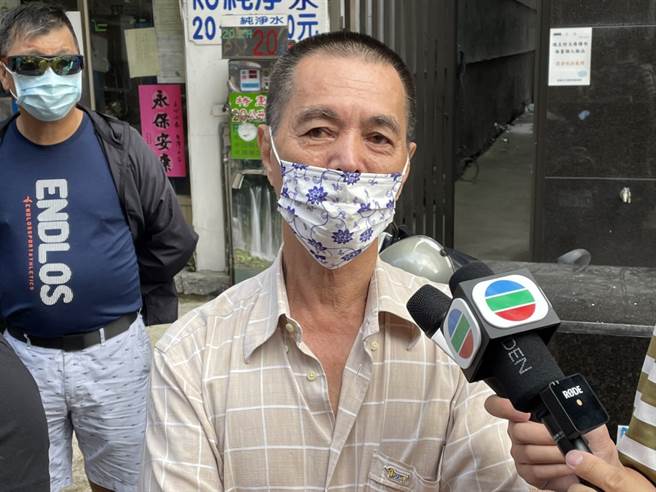 茶具行所有人洪男重回现场，向媒体澄清，黄郭二人霸占他店面后面的小套房，小套房的屋主另有其人。（洪浩轩摄）